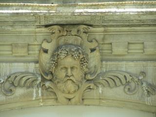 Photo de bas relief de tête de Bacchus à Guérard
